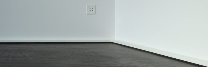 Sockelleisten in MDF weiss gespritzt: Tiefen 35 mm und 55 mm, Höhe 30 mm mit ausgefräster Schattenfuge 10 x 10 mm.